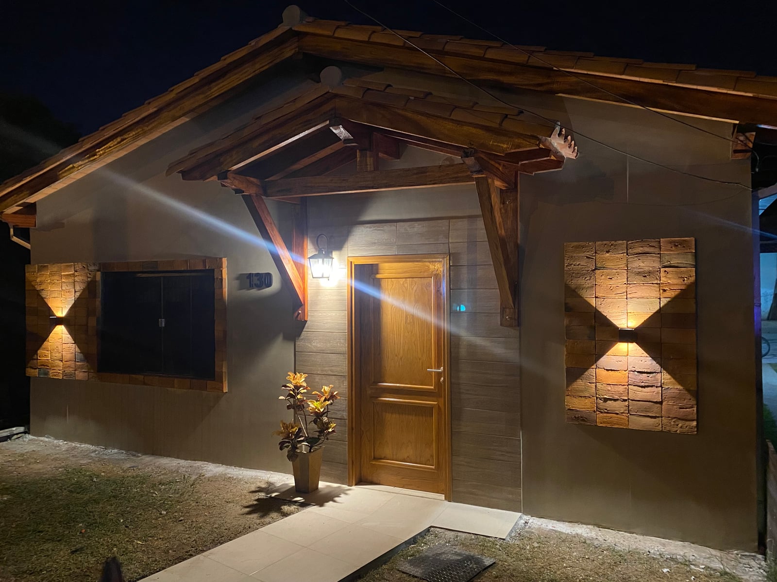 Fachada renovada iluminada de noche, San Lorenzo - OGA Constructora