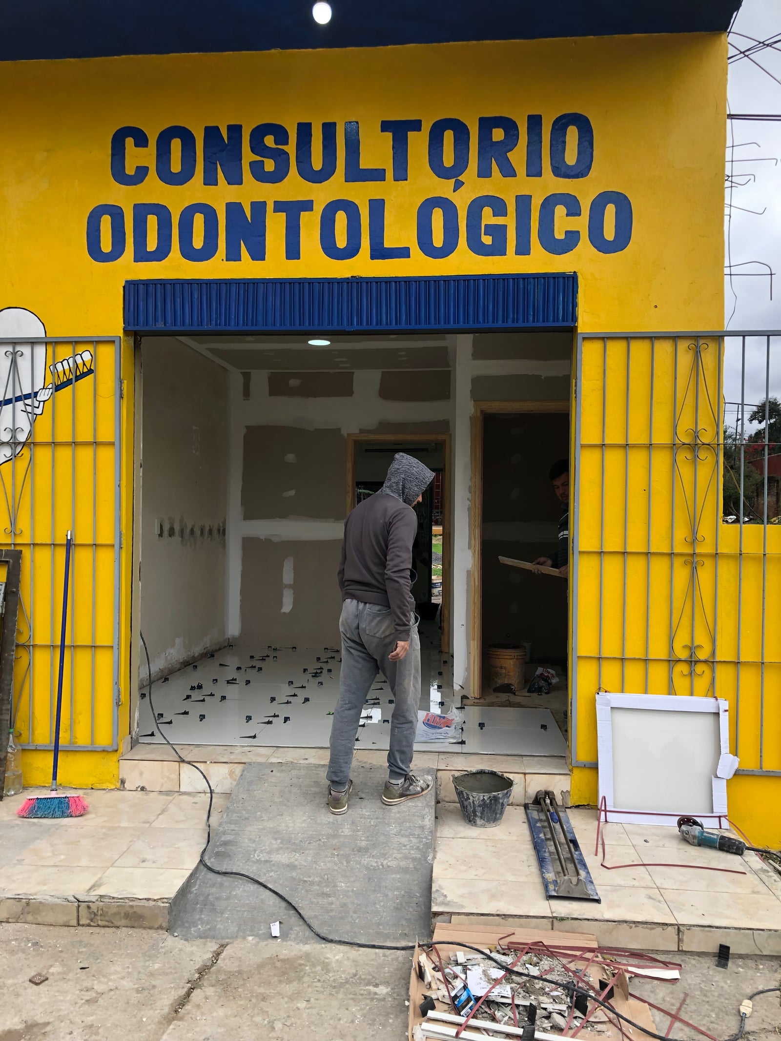 Fachada amarilla terminada del Consultorio Odontológico, San Lorenzo - OGA Constructora