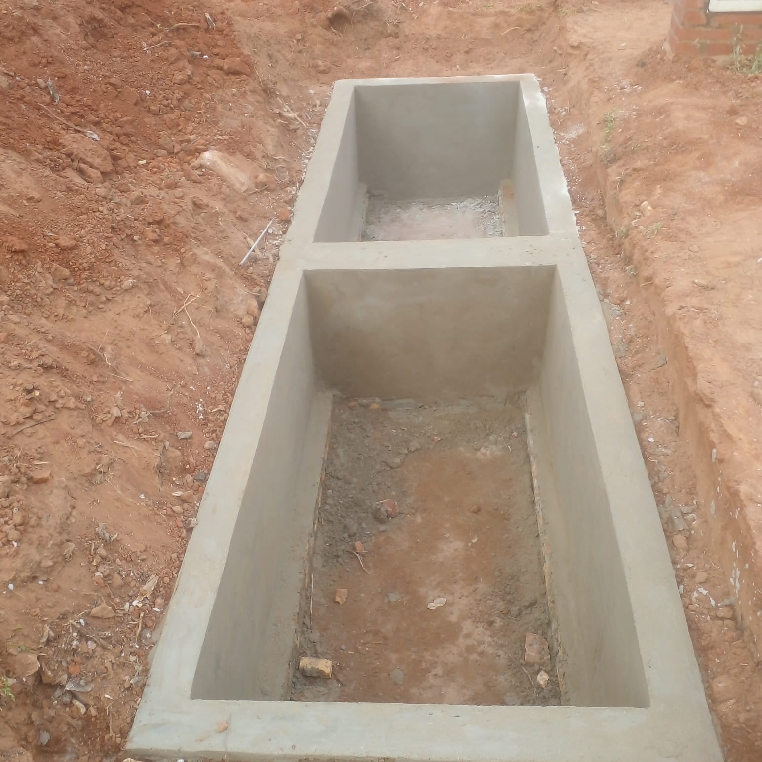 Espejo de agua rectangular revestido en piedra en memorial de las Hermanas Dominicas - OGA Constructora