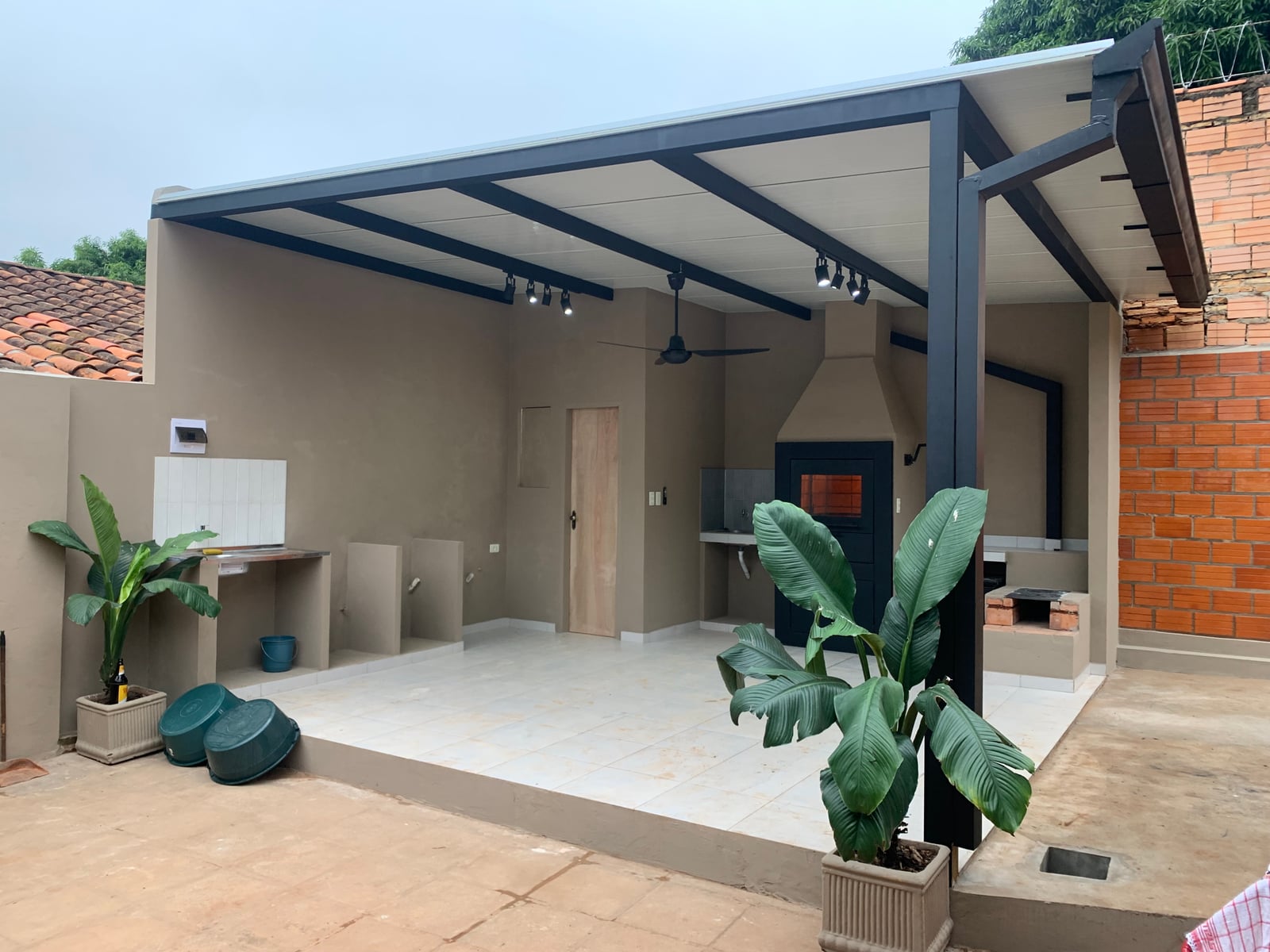 Quincho terminado con plantas y techo metálico, San Lorenzo - OGA Constructora