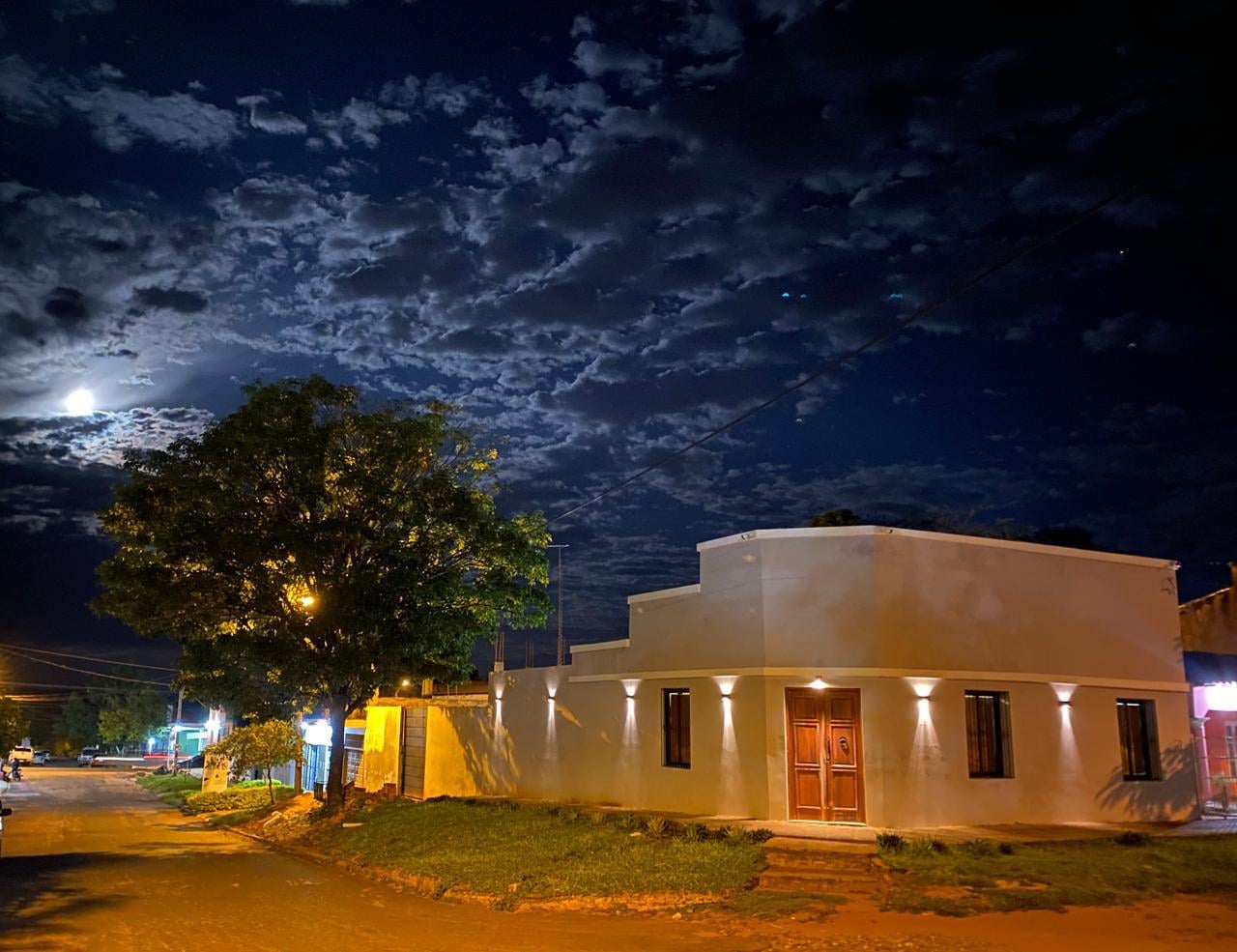 Fachada de vivienda moderna en ladrillo visto iluminada al atardecer - OGA Constructora
