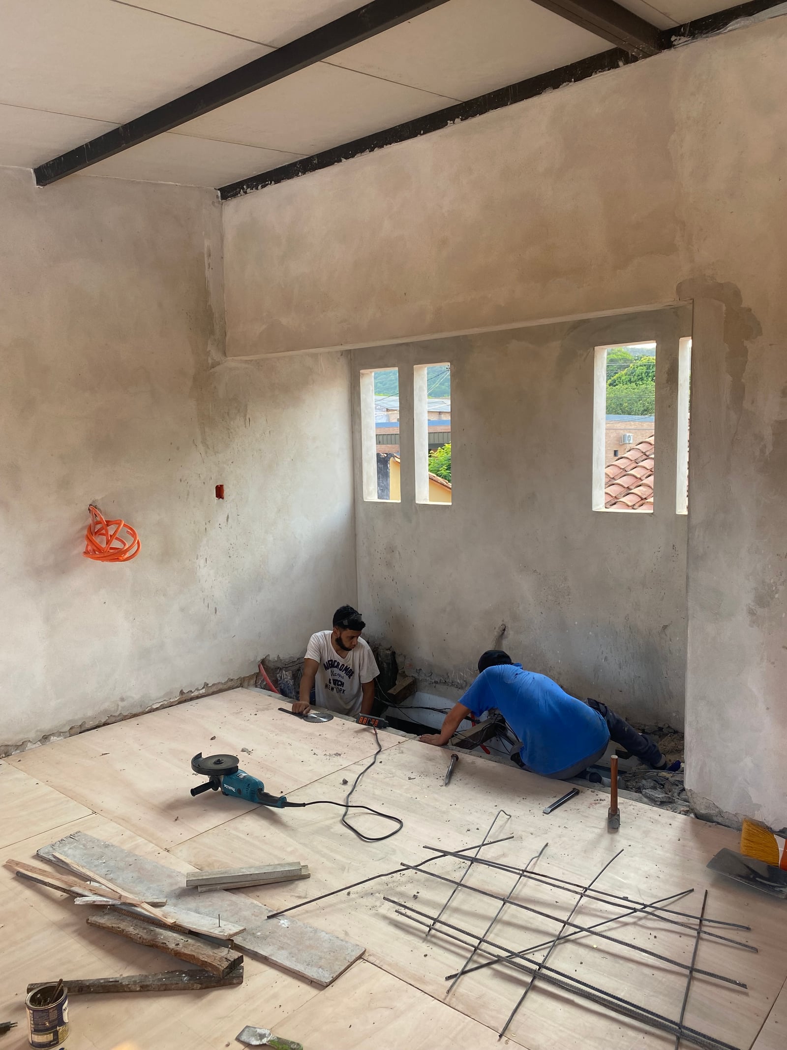 Equipo de OGA Constructora trabajando en obra, Yaguarón